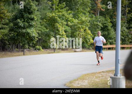 Personal Sgt. Jacob Kelly, ein Mitglied der 157. Security Forces Squadron, absolviert den körperlichen Fitness-Test der New Hampshire Army National Guard Ranger Assessment in Fort Devens, Massachusetts, 17. September 2022. Kelly war einer von drei Airmen, die zusammen mit ihren Armeekollegen an der Teilnahme am Ranger Training Assessment Kurs in Fort Benning, Georgia, teilnahmen, nachdem sie in der NHARNG Ranger Assessment unter den drei besten Teilnehmern war. Stockfoto