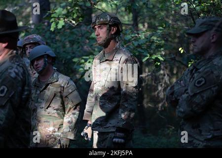 Personal Sgt. Jacob Kelly, Mitglied des 157. Security Forces Squadron, tritt im Edward Cross Training Center in Pembroke, New Hampshire, am 17. September 2022 in der Hindernisparcours-Komponente der Ranger-Bewertung der New Hampshire Army National Guard an. Kelly war einer von drei Airmen, die zusammen mit Soldaten der NHARNG teilnahmen und wurde ausgewählt, am Ranger Training Assessment Kurs in Fort Benning, Georgia, teilzunehmen, nachdem er in der NHARNG Ranger Assessment unter den drei besten Teilnehmern war. Stockfoto