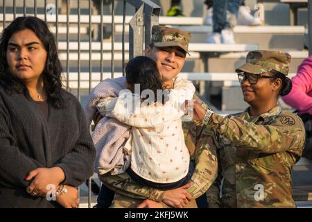 250 Soldaten der New Yorker Nationalgarde, die der „Harlem Hellfighters“ 369. Sustainment Brigade zugewiesen wurden, sagten Auf Wiedersehen ihren Familien während einer Abschiedszeremonie am 18. September 2022, 9 Uhr, auf dem Trainingsgelände von Camp Smith, Cortlandt Manor NY. Die Soldaten der Sustainment Brigade 369. werden nach Kuwait für eine Mission zur Erhaltungsaktion entsandt. Stockfoto