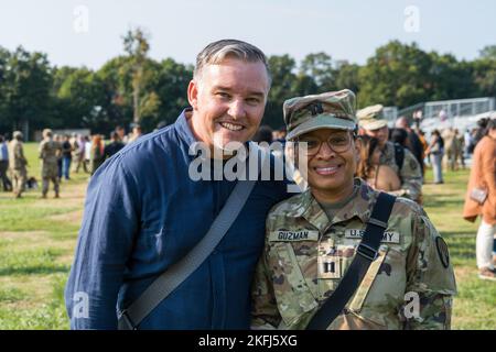 250 Soldaten der New Yorker Nationalgarde, die der „Harlem Hellfighters“ 369. Sustainment Brigade zugewiesen wurden, sagten Auf Wiedersehen ihren Familien während einer Abschiedszeremonie am 18. September 2022, 9 Uhr, auf dem Trainingsgelände von Camp Smith, Cortlandt Manor NY. Die Soldaten der Sustainment Brigade 369. werden nach Kuwait für eine Mission zur Erhaltungsaktion entsandt. Stockfoto