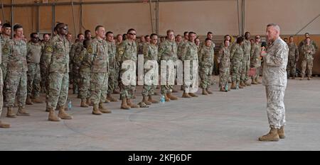 NIGERISCHER LUFTSTÜTZPUNKT 201, Niger - U.S. Marine Corps Sgt. Maj. Richard Thresher, ranghoher Anführer des Kommandos, U.S. Africa Command, spricht mit Luftfahrtschützern und Soldaten, die auf dem Luftwaffenstützpunkt Niger 201, Niger, stationiert sind, 18. September 2022. Der Besuch hier war eine Station auf einer dreitägigen Reise nach Niger und Tschad vom 18. Bis 21. September. Stockfoto