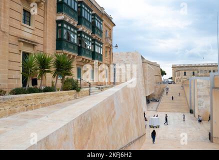 Valletta, Malta - November12, 2022: Projekt Renzo Piano - bringt Harmonie in das historische maltesische Haus und das moderne Parlamentsgebäude mit Stadttor-Treppe Stockfoto