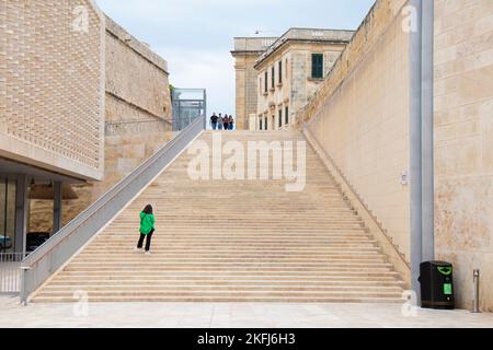 Valletta, Malta - 12. November 2022: Das Projekt Renzo Piano bringt modernes Parlamentsgebäude, riesige Treppen und historische Festungsmauern in Einklang Stockfoto