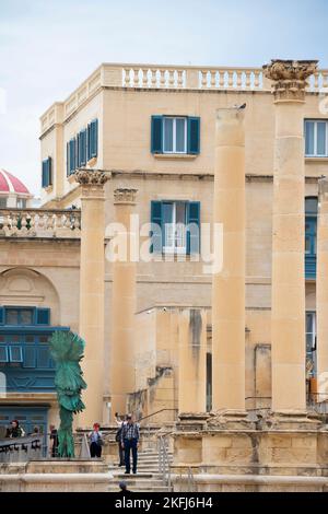 Valletta, Malta - 12. November 2022: Säulen der neu gestalteten Ruinen des Königlichen Theaters, jetzt Freilufttheater auf dem Freedom Square in Maltas Hauptstadt Stockfoto