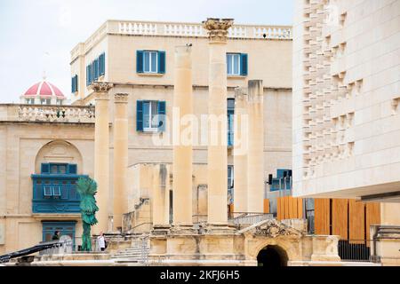 Valletta, Malta - 12. November 2022: Renzo Piano Projekt - bringt in Harmonie historischen maltesischen Haus, rekonstruierte Säulen des ehemaligen Royal Theater und Stockfoto