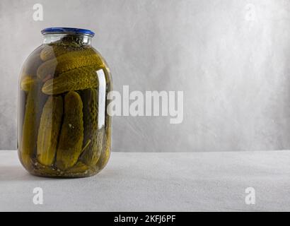 Eingekochte Gurken in Dosen auf hellem Hintergrund. Hausgemachte Speisen. Nahaufnahme Stockfoto