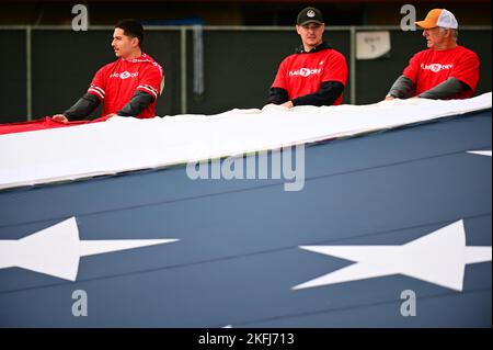 US Air Force Airman 1. Class Jorge Valencia, links, von der 129. Logistics Readiness Squadron, 129. Rescue Wing, California Air National Guard, hält eine amerikanische Fußballfeldflagge in Form der Vereinigten Staaten, 18. September 2022, auf dem Übungsfeld neben dem Levi's Stadium in Santa Clara, Kalifornien, Während der Fahnenprobeprobung vor dem Fußballspiel zum Heimspiel von San Francisco 49ers gegen die Seattle Seahawks. Neun der Air Men des Flügels wurden während der Vorspielzeremonien um die Flagge verteilt, um als Point-Persons und Teamleads für Saisonkarteninhaber zu dienen, die ebenfalls dienten Stockfoto