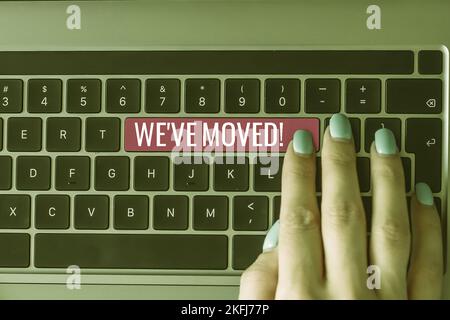 Begrifflicher Titel Wir haben uns bewegt. Ein Wort, das darüber geschrieben wurde, von einem anderen Ort aus zu leben, von demselben oder einem anderen Land Stockfoto