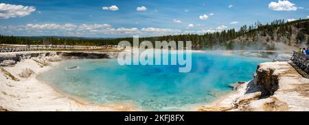 Ein Foto von Turquoise Pool aus Midway Geyser Basin; Yellowstone National Park; Wyoming, USA. Stockfoto