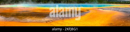Ein Foto von Grand Prismatic Spring aus Midway Geyser Basin; Yellowstone National Park; Wyoming, USA. Stockfoto