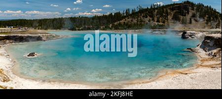 Ein Foto von Turquoise Pool aus Midway Geyser Basin; Yellowstone National Park; Wyoming, USA. Stockfoto