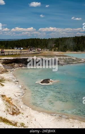 Ein Foto von Turquoise Pool aus Midway Geyser Basin; Yellowstone National Park; Wyoming, USA. Stockfoto