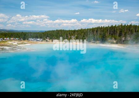 Ein Foto von Turquoise Pool aus Midway Geyser Basin; Yellowstone National Park; Wyoming, USA. Stockfoto