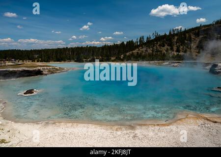 Ein Foto von Turquoise Pool aus Midway Geyser Basin; Yellowstone National Park; Wyoming, USA. Stockfoto