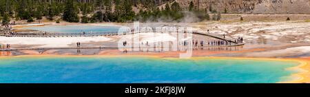 Ein Foto von Grand Prismatic Spring aus Midway Geyser Basin; Yellowstone National Park; Wyoming, USA. Stockfoto