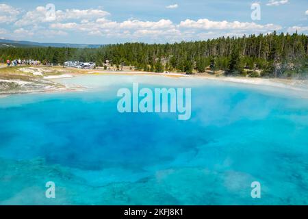 Ein Foto von Turquoise Pool aus Midway Geyser Basin; Yellowstone National Park; Wyoming, USA. Stockfoto