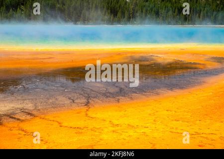 Ein Foto von Grand Prismatic Spring aus Midway Geyser Basin; Yellowstone National Park; Wyoming, USA. Stockfoto