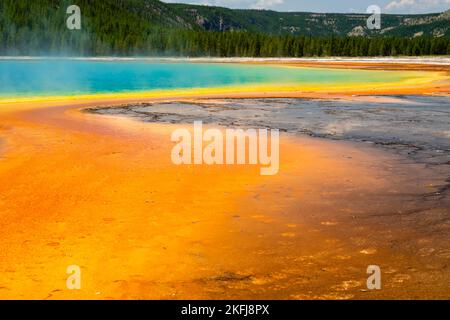 Ein Foto von Grand Prismatic Spring aus Midway Geyser Basin; Yellowstone National Park; Wyoming, USA. Stockfoto