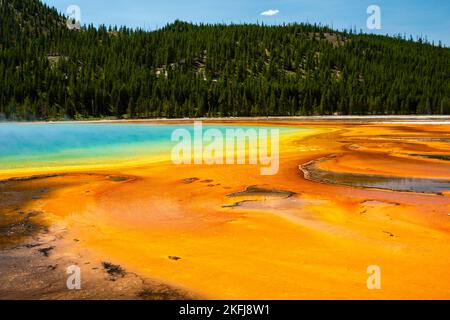 Ein Foto von Grand Prismatic Spring aus Midway Geyser Basin; Yellowstone National Park; Wyoming, USA. Stockfoto