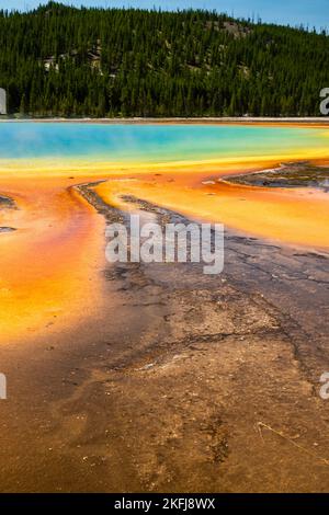 Ein Foto von Grand Prismatic Spring aus Midway Geyser Basin; Yellowstone National Park; Wyoming, USA. Stockfoto