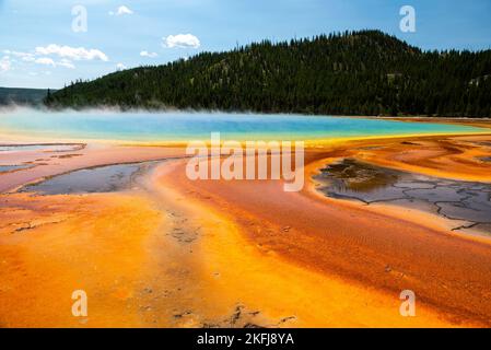 Ein Foto von Grand Prismatic Spring aus Midway Geyser Basin; Yellowstone National Park; Wyoming, USA. Stockfoto