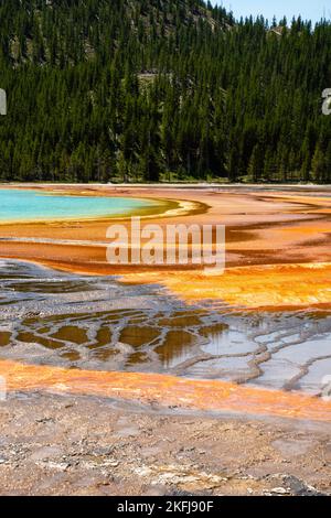 Ein Foto von Grand Prismatic Spring aus Midway Geyser Basin; Yellowstone National Park; Wyoming, USA. Stockfoto