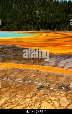 Ein Foto von Grand Prismatic Spring aus Midway Geyser Basin; Yellowstone National Park; Wyoming, USA. Stockfoto