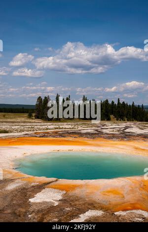 Ein Foto von Oopal Pool aus Midway Geyser Basin; Yellowstone National Park; Wyoming, USA. Stockfoto