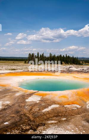 Ein Foto von Oopal Pool aus Midway Geyser Basin; Yellowstone National Park; Wyoming, USA. Stockfoto