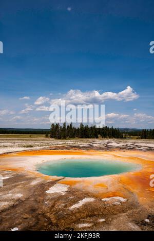 Ein Foto von Oopal Pool aus Midway Geyser Basin; Yellowstone National Park; Wyoming, USA. Stockfoto