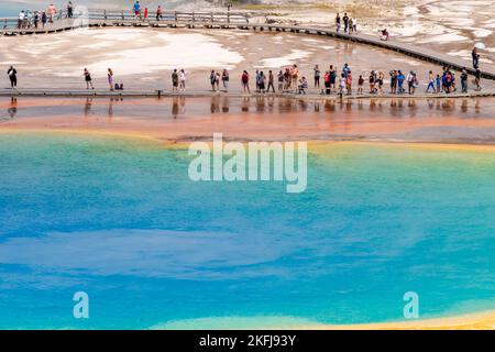 Ein Foto von Grand Prismatic Spring aus Midway Geyser Basin; Yellowstone National Park; Wyoming, USA. Stockfoto