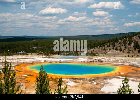 Ein Foto von Grand Prismatic Spring aus Midway Geyser Basin; Yellowstone National Park; Wyoming, USA. Stockfoto