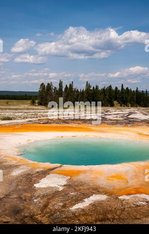 Ein Foto von Oopal Pool aus Midway Geyser Basin; Yellowstone National Park; Wyoming, USA. Stockfoto