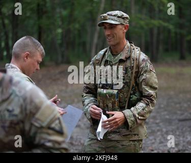 Personal Sgt. Jacob Kelly, ein Mitglied der 157. Security Forces Squadron, schließt den Landnavigationsabschnitt der New Hampshire Army National Guard Ranger Assessment in Fort Devens, Massachusetts, am 17. September 2022 ab. Kelly wurde ausgewählt, am Ranger Training Assessment Kurs in Fort Benning, Georgia, teilzunehmen, nachdem er in der NHARNG Ranger Assessment unter den drei besten Teilnehmern war. Stockfoto
