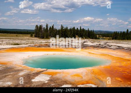 Ein Foto von Oopal Pool aus Midway Geyser Basin; Yellowstone National Park; Wyoming, USA. Stockfoto