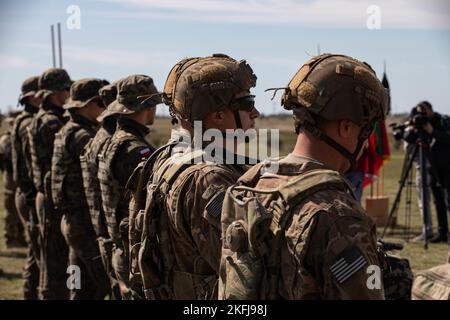 Soldaten, die Alpha Company, 1. Bataillon, 8. Infanterie-Regiment, 3. Panzerbrigade-Kampfteam, 4. Infanterie-Division und NATO-Partner und Verbündete zugeordnet sind, führen den DV-Tag im Rahmen von Justice Eagle 22 am 19. September 2022 im Trainingsgebiet Smardan, Rumänien, durch. Unser Engagement für die Verteidigung des NATO-Territoriums ist mit einer Ironie bewehret, und wir werden unsere Haltung weiter stärken, um unsere NATO-Verbündeten besser zu verteidigen. (USA Fotos der Armee von Staff Sgt. Malcolm Cohens-Ashley, 2. Brigade Combat Team Public Affairs.) Stockfoto