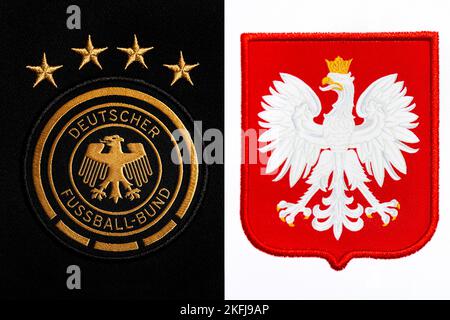 Nahaufnahme des Nationalmannschaftswappens auf dem Heimtrikot. FIFA Fußball-Weltmeisterschaft Katar 2022. Stockfoto