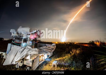 Kennedy Space Center, Vereinigte Staaten von Amerika. 16. November 2022. Langzeitbelichtung der NASA-Rakete Artemis I Space Launch System, die die Orion-Sonde vom Kennedy Space Center am 16. November 2022 in Cape Canaveral, Florida, in den frühen Morgenhimmel hebt. Nach mehreren gescheiterten Versuchen hob der unbemundete Flugtest beim ersten Test der Deep Space Exploration-Mission an. Quelle: Kevin Davis/NASA/Alamy Live News Stockfoto