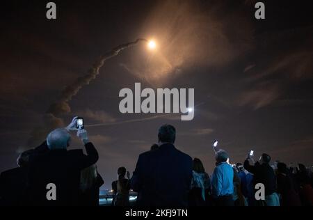 Kennedy Space Center, Vereinigte Staaten von Amerika. 16. November 2022. Langzeitbelichtung der NASA-Rakete Artemis I Space Launch System, die die Orion-Sonde vom Kennedy Space Center am 16. November 2022 in Cape Canaveral, Florida, in den frühen Morgenhimmel hebt. Nach mehreren gescheiterten Versuchen hob der unbemundete Flugtest beim ersten Test der Deep Space Exploration-Mission an. Quelle: Bill Ingalls/NASA/Alamy Live News Stockfoto