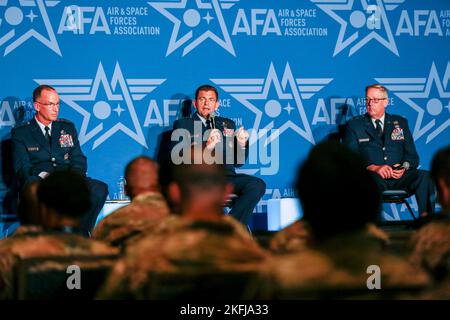 Air Force LT. General Michael A. Loh, Direktor, Air National Guard, Zentrum; LT. General John P. Healy, Chef der Air Force Reserve, Left und Maj. General Daryl L. Bohac, Adjutant General von Nebraska, diskutieren die Air Force Reserve-Komponente während eines Panels auf der Air and Space Forces Association's Air, Space and Cyber Conference 2022 in National Harbor, Maryland, 19. September 2022. Stockfoto