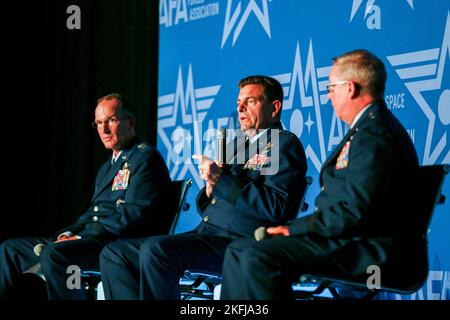 Air Force LT. General Michael A. Loh, Direktor, Air National Guard, Zentrum; LT. General John P. Healy, Chef der Air Force Reserve, Left und Maj. General Daryl L. Bohac, Adjutant General von Nebraska, diskutieren die Air Force Reserve-Komponente während eines Panels auf der Air and Space Forces Association's Air, Space and Cyber Conference 2022 in National Harbor, Maryland, 19. September 2022. Stockfoto