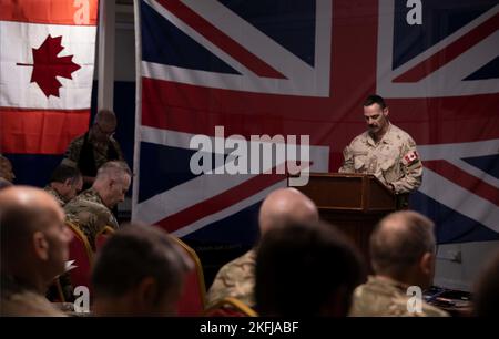 Oberstleutn MacAdams der kanadischen Streitkräfte spricht bei einem Gottesdienst zum Gedenken an das Leben von Königin Elizabeth II., der am 19. September 2022 auf der Union III Forward Operating Base in Bagdad, Irak, abgehalten wurde. Koalitionsmitglieder aus Großbritannien, Kanada, Australien und Neuseeland ehrten Königin Elizabeth II. Nach ihrem Tod am 8. September 2022, nachdem sie mehr als 70 Jahre lang als britische Souveränität und Oberhaupt des Commonwealth gedient hatte. Stockfoto