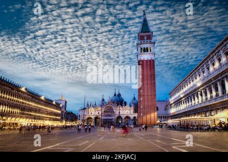 In der Abenddämmerung auf dem Markusplatz, Venedig, verdünnen sich die Massen. Stockfoto