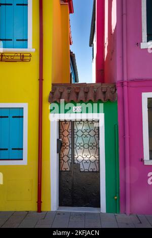 Die bunten Gebäude von Burano, einer der äußeren Inseln von Venedig, Italien. Stockfoto