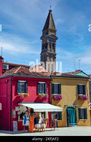 Der schiefe Turm von Burano oder Campanile Storto di Burano, der an die Kirche San Martino Vescovo auf der Insel Burano angeschlossen ist. Stockfoto