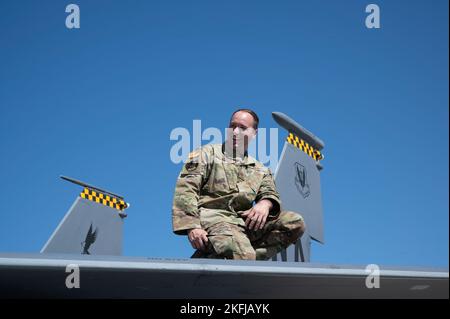 Staff-Sgt. Joseph Scarmack, Crewchef der 757. Flugzeugwartungsstaffel, kniet auf dem Flügel eines F-15E Strike Eagle auf der Nellis Air Force Base, Nevada, 19. September 2022. Scarmack stand über den Flammen und wurde von drei anderen Flugzeugen unterstützt und spielte eine entscheidende Rolle bei der Evakuierung des Personals aus dem Feuer in einer F-15E, was zu einem Air Combat Command Safety Award führte. Air Combat Command, Combat Edge Award, F-15E Strike Eagle, Nellis Air Force Base, Strike AMU, Sicherheit, Stockfoto