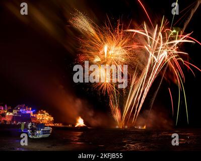 Appledore, North Devon, England. Freitag, 18.. November 2022 - an einer milden Nacht in North Devon findet die jährliche Appledore Pirates Charity Firework-Ausstellung an der Flussmündung des Torridge in Appledore statt und zieht eine große Menschenmenge an. Stockfoto