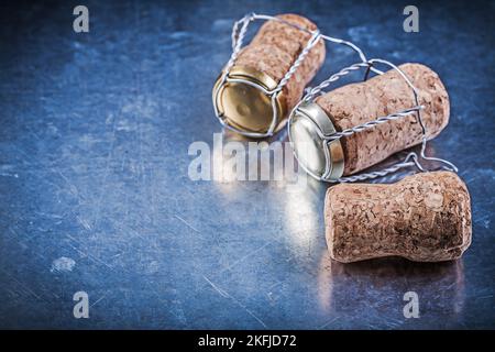 Stopfen aus Alkoholkork mit verdrehten Drähten auf metallischem Hintergrund. Stockfoto