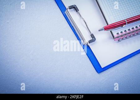 Komposition aus rotem Stift kariert Erinnerung Notizblock Büro-Konzept. Stockfoto