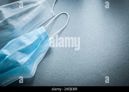 Sterile Einweg-Gesichtsmasken auf grauem Hintergrund, Kopierfläche. Stockfoto